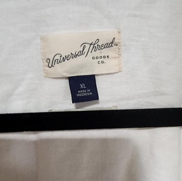 Woman's button down white shirt - Picture 2 of 3